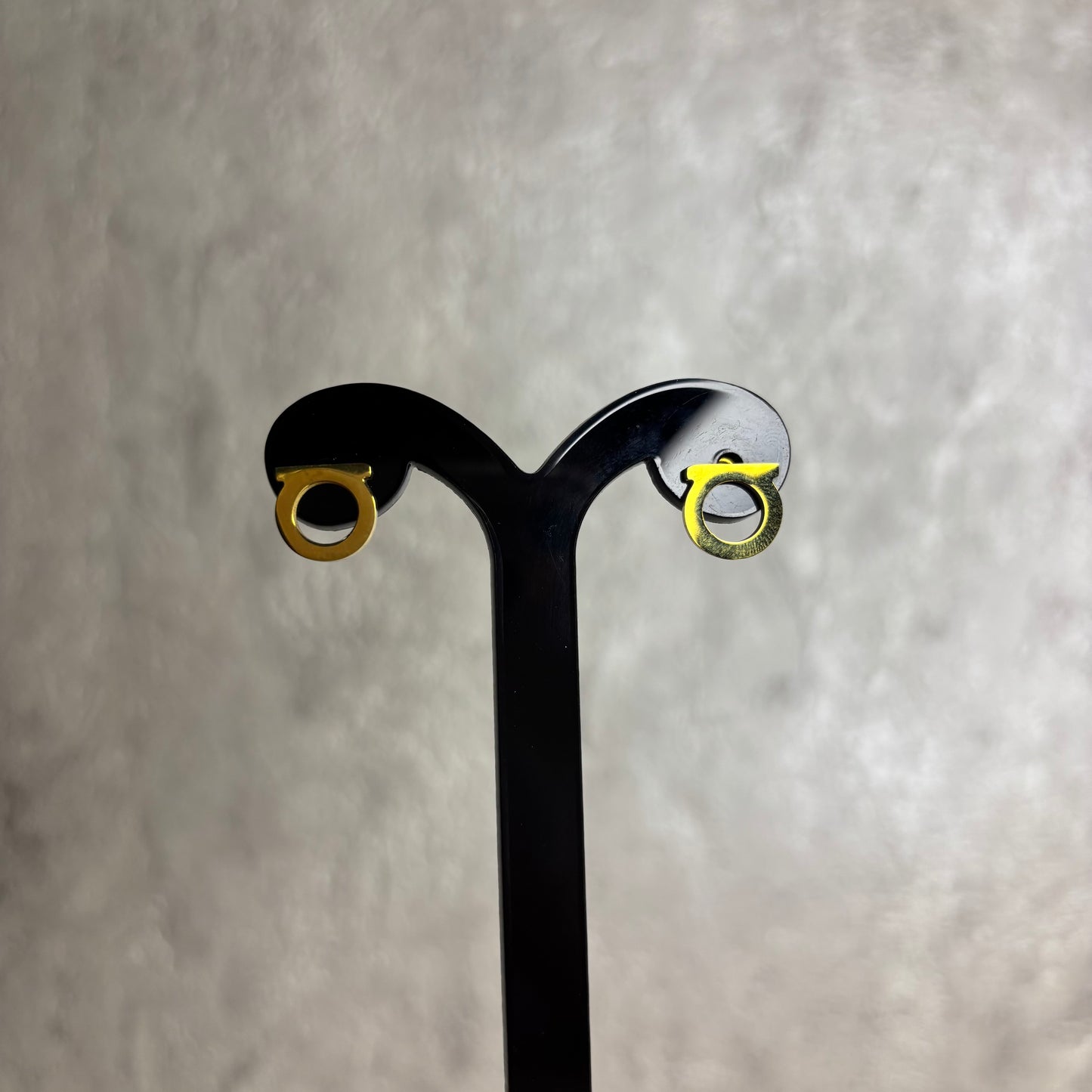 Aretes Ferragamo liso